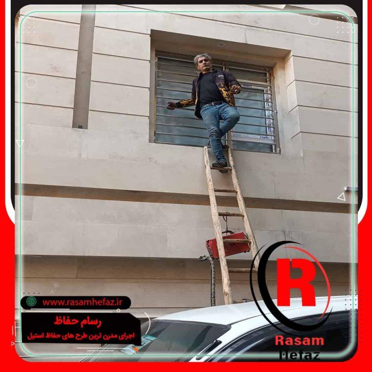 نصب حفاظ استیل پشت پنجره